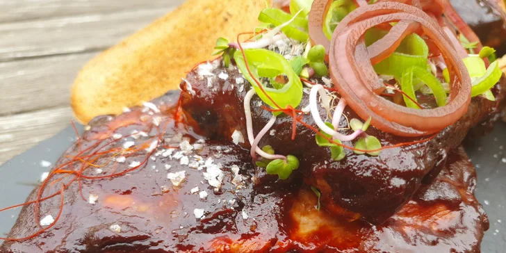 Vepřová žebírka v kouřové BBQ marinádě a s domácím chlebem: 500 nebo 1000 g