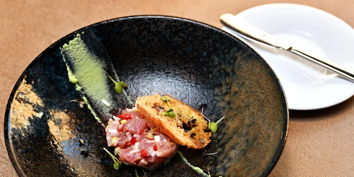 5chodové menu i s vinným párováním v kosmopolitní restauraci Siddharta Café pro 2 osoby