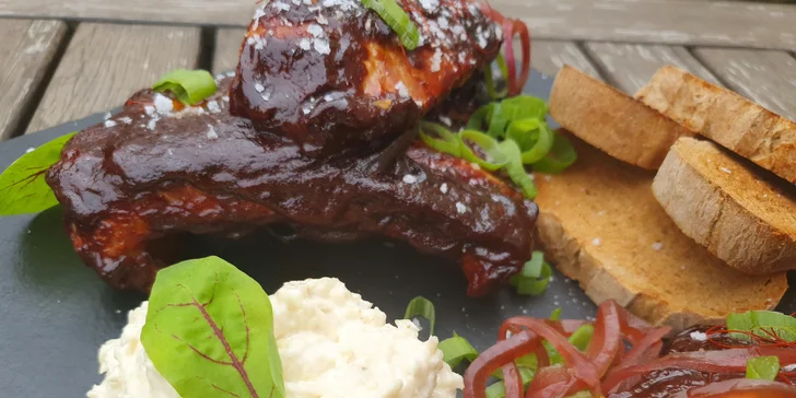 Vepřová žebírka v kouřové BBQ marinádě a s domácím chlebem: 500 nebo 1000 g