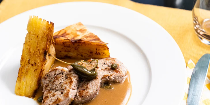 3chodové menu pro dva ve vyhlášené restauraci: hovězí carpaccio, vepřová panenka i řez z belgické čokolády
