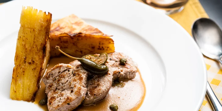 3chodové menu pro dva ve vyhlášené restauraci: hovězí carpaccio, vepřová panenka i řez z belgické čokolády