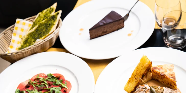 3chodové menu pro dva ve vyhlášené restauraci: hovězí carpaccio, vepřová panenka i řez z belgické čokolády