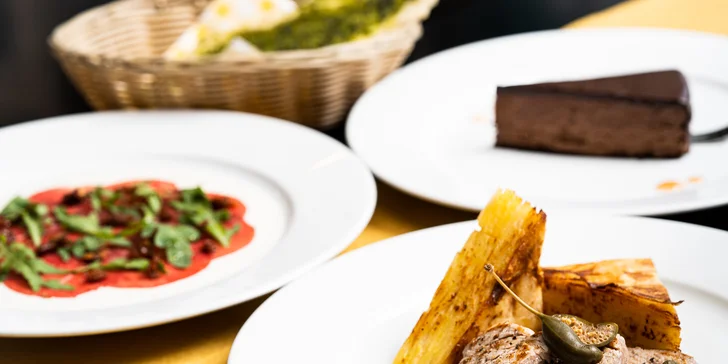 3chodové menu pro dva ve vyhlášené restauraci: hovězí carpaccio, vepřová panenka i řez z belgické čokolády