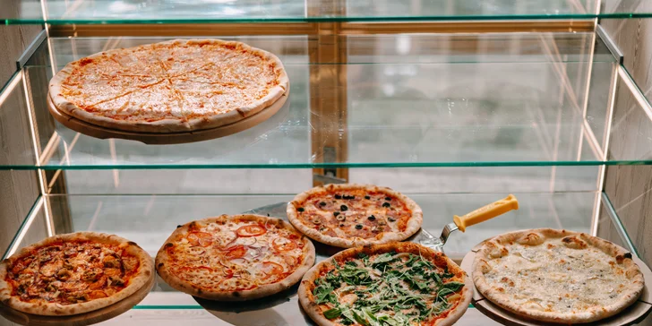 Křupavá dobrota: 1 + 1 americká pizza dle výběru z 5 druhů na odnos s sebou