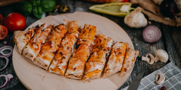 Křupavá dobrota: 1 + 1 americká pizza dle výběru z 5 druhů na odnos s sebou