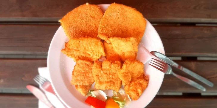 Kuřecí a vepřové řízečky, smažený sýr a hranolky pro 2–4 osoby
