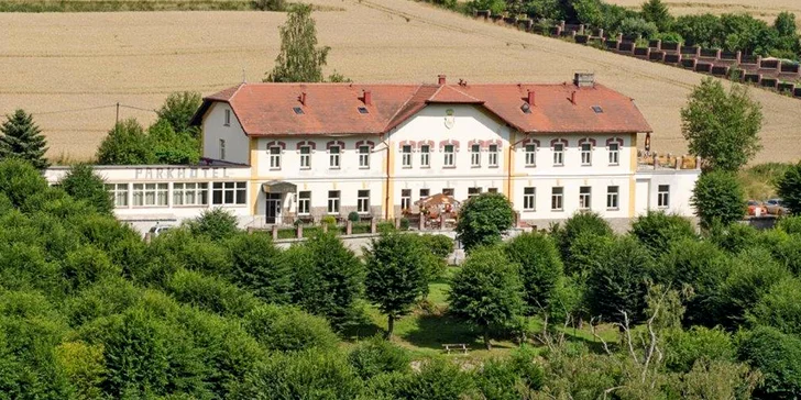 Pobyt s výhledem na Český Šternberk a snídaní i večeří: až 14 nocí pro dva či rodinku