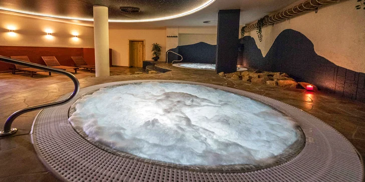 Hodina relaxace: velký saunový svět s 10 druhy saun, vířivkami a intimní atmosférou