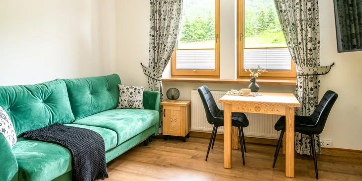 Každý apartmán má plně vybavenou kuchyňku, obývací prostor a ložnici s manželskou postelí.