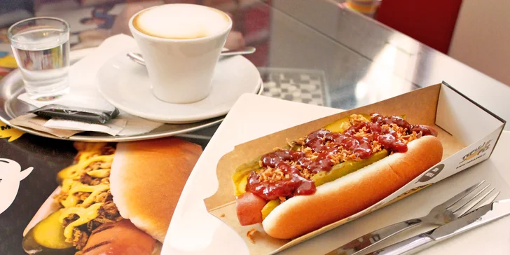 Hot dog s nápojem dle výběru pod Špilasem: hovězí a vepřový párek, zelí či okurka nebo papričky