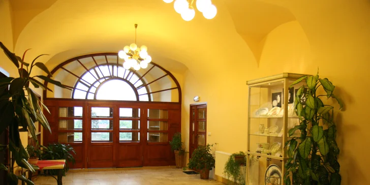 Pobyt v rustikálním hotelu z roku 1813 v historickém centru Týnce: snídaně i rodinná vstupenka na hrad
