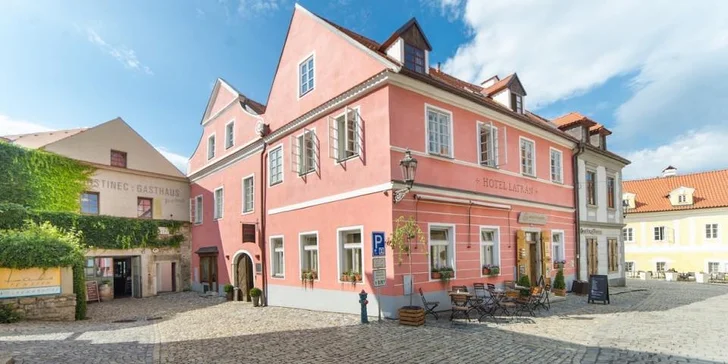 Romantika v Českém Krumlově: designový hotel v centru, snídaně a tříchodová večeře