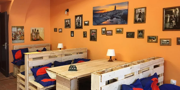 Pravá horká čokoláda s kopcem šlehačky nebo čokoládové fondue s ovocem