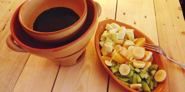 Pravá horká čokoláda s kopcem šlehačky nebo čokoládové fondue s ovocem