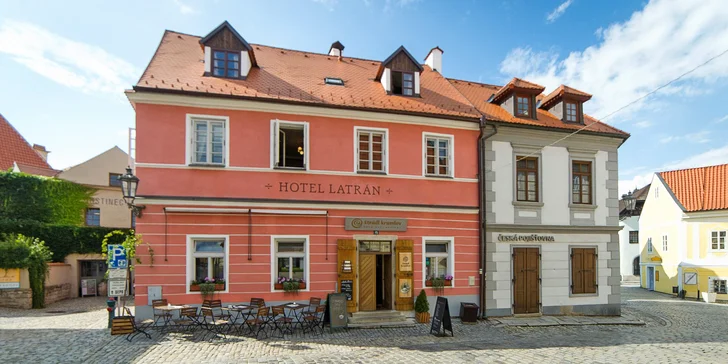 Romantika v Českém Krumlově: designový hotel v centru, snídaně a tříchodová večeře