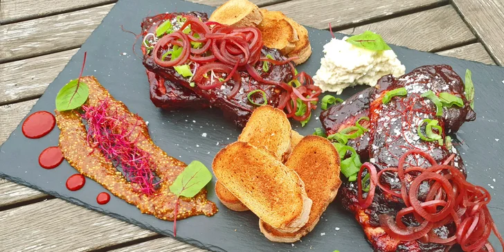 Vepřová žebírka v kouřové BBQ marinádě a s domácím chlebem: 500 nebo 1000 g