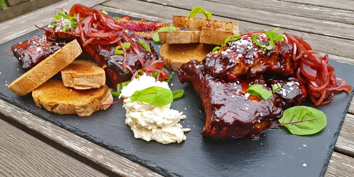 Vepřová žebírka v kouřové BBQ marinádě a s domácím chlebem: 500 nebo 1000 g
