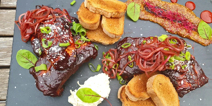 Vepřová žebírka v kouřové BBQ marinádě a s domácím chlebem: 500 nebo 1000 g