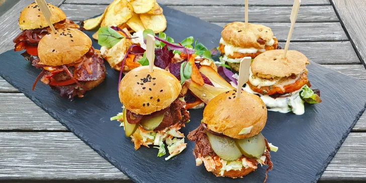 Variace miniburgerů pro 2 osoby: s krkovičkou, hovězí i dýňový a k tomu chipsy a majonéza