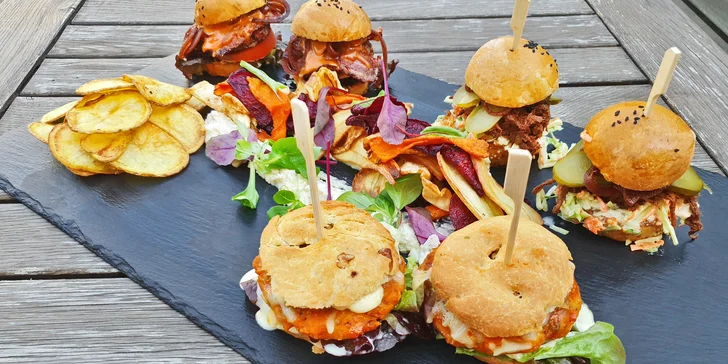 Variace miniburgerů pro 2 osoby: s krkovičkou, hovězí i dýňový a k tomu chipsy a majonéza