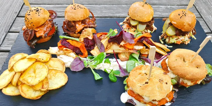 Variace miniburgerů pro 2 osoby: s krkovičkou, hovězí i dýňový a k tomu chipsy a majonéza