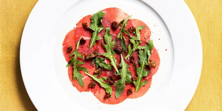 3chodové menu pro dva ve vyhlášené restauraci: hovězí carpaccio, vepřová panenka i řez z belgické čokolády
