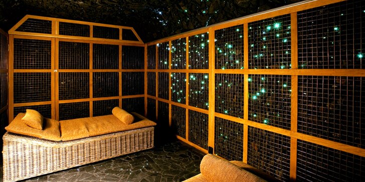Romantika pro 2 zámeckém hotelu: 7chodové degustační menu i masáž a pobyt v šungitové jeskyni
