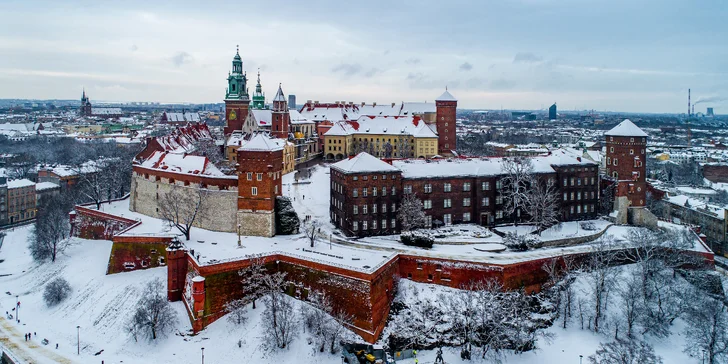 V meste si môžete pozrieť gotický Mariánsky kostol, budovu Radničnej veže, Floriánsku ulicu s bránou a baštu Barbakan.