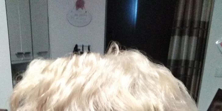 Svěží dámský střih včetně melíru pro všechny délky vlasů