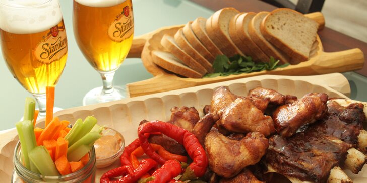 Pořádná nálož masa pro dva: žebra, křídla, rozpékaný chléb, zelenina a pivo