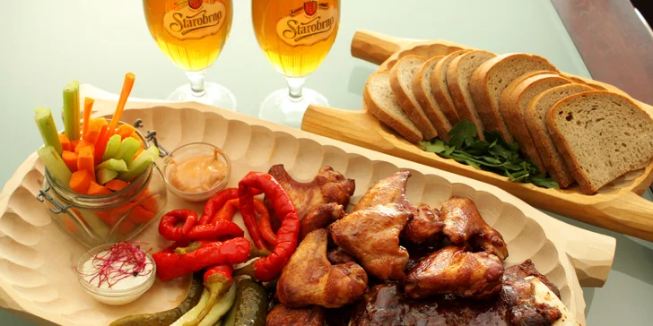 Pořádná nálož masa pro dva: žebra, křídla, rozpékaný chléb, zelenina a pivo