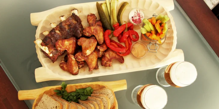 Pořádná nálož masa pro dva: žebra, křídla, rozpékaný chléb, zelenina a pivo
