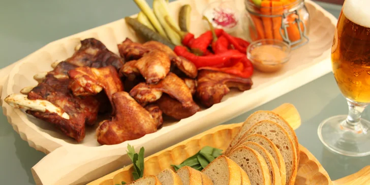 Pořádná nálož masa pro dva: žebra, křídla, rozpékaný chléb, zelenina a pivo