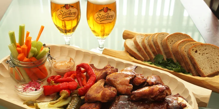 Pořádná nálož masa pro dva: žebra, křídla, rozpékaný chléb, zelenina a pivo