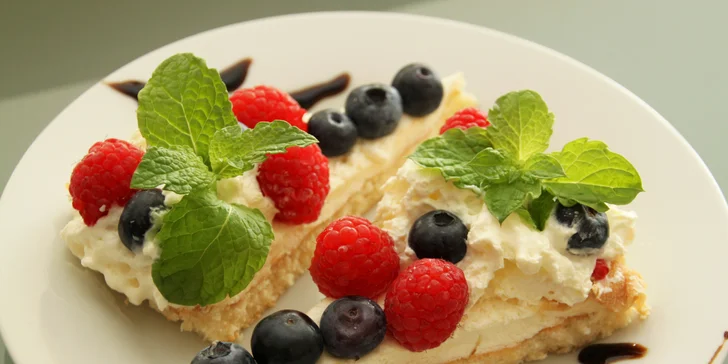 5chodové menu pro 2: hovězí polévka, losos nebo trhané vepřové i koláč