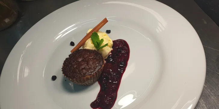 3chodové degustační menu dle výběru: tataráček, carpaccio, panenka, flank steak i fondant s kávou