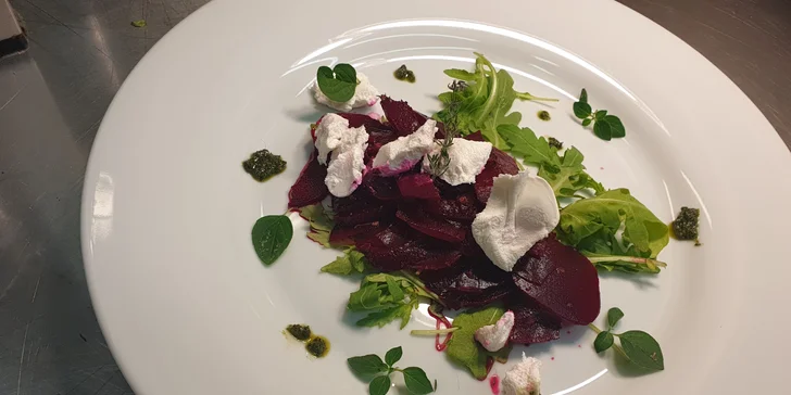 3chodové degustační menu dle výběru: tataráček, carpaccio, panenka, flank steak i fondant s kávou