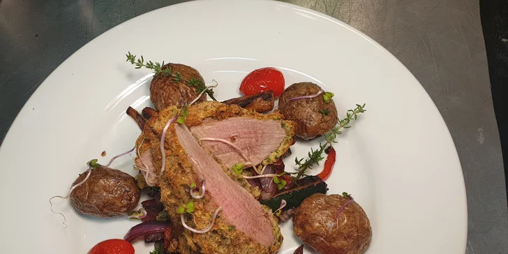 3chodové degustační menu dle výběru: tataráček, carpaccio, panenka, flank steak i fondant s kávou