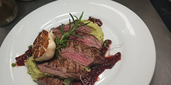 3chodové degustační menu dle výběru: tataráček, carpaccio, panenka, flank steak i fondant s kávou