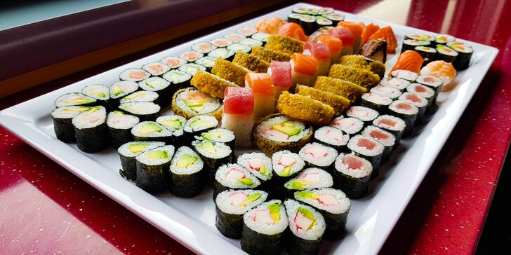 Zajděte na obří sushi sety: 72 nebo 101 rolovaných kousků pro rodinu i partu přátel
