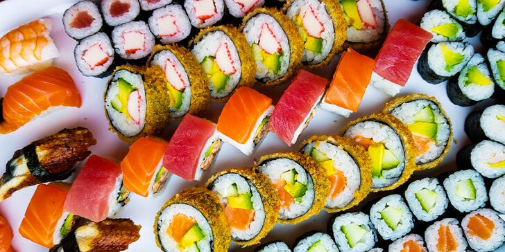 Set 101 ks sushi ze Stodolní: nigiri losos či kreveta, okurka a avokádo maki i krab v tempuře