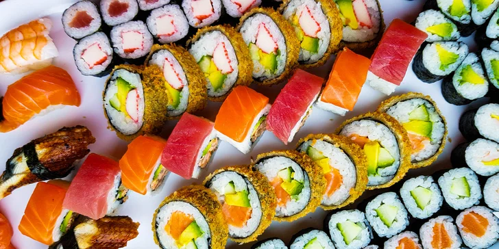 Zajděte na obří sushi sety: 72 nebo 101 rolovaných kousků pro rodinu i partu přátel