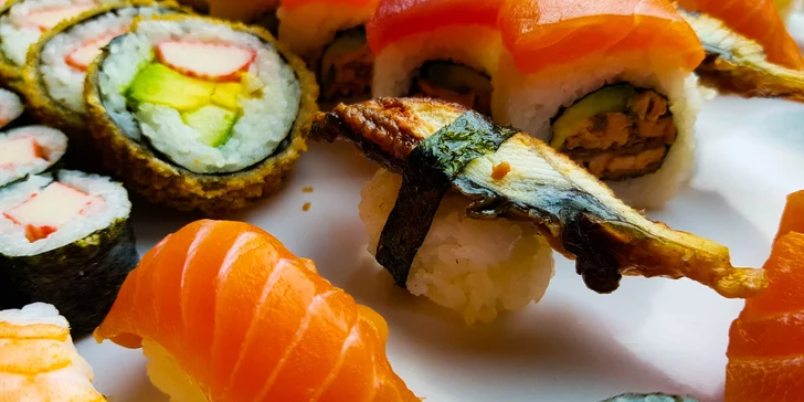 Zajděte na obří sushi sety: 72 nebo 101 rolovaných kousků pro rodinu i partu přátel