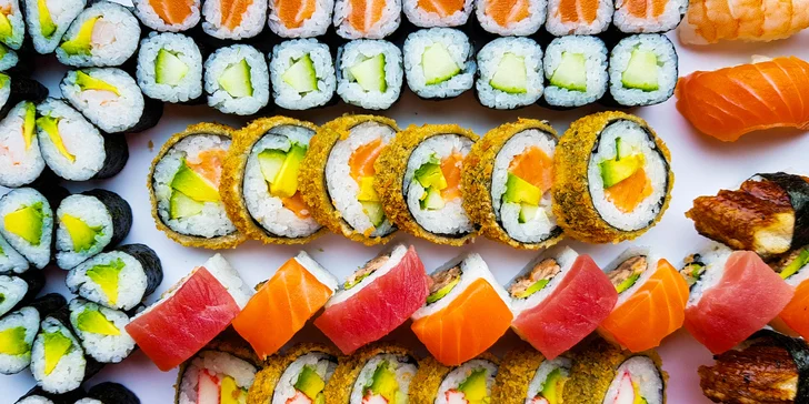 Zajděte na obří sushi sety: 72 nebo 101 rolovaných kousků pro rodinu i partu přátel