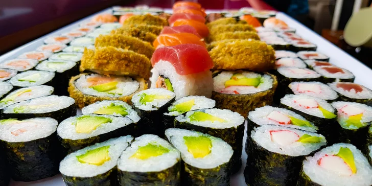 Zajděte na obří sushi sety: 72 nebo 101 rolovaných kousků pro rodinu i partu přátel