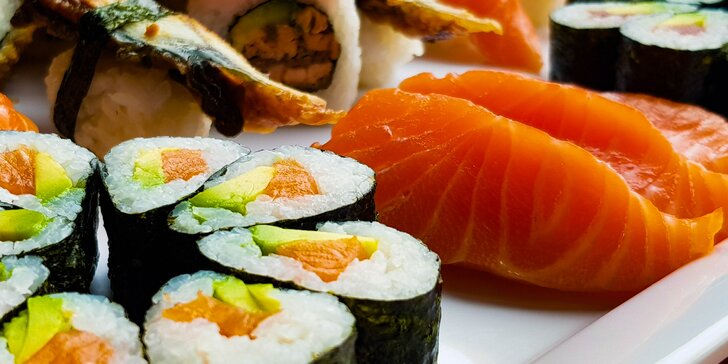 Zajděte na obří sushi set: 101 rolovaných kousků pro rodinu i partu přátel