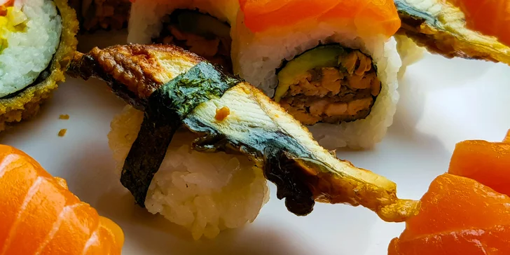 Zajděte na obří sushi sety: 72 nebo 101 rolovaných kousků pro rodinu i partu přátel