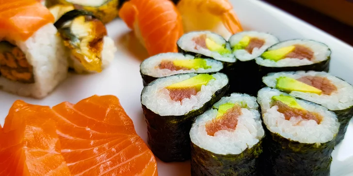 Zajděte na obří sushi sety: 72 nebo 101 rolovaných kousků pro rodinu i partu přátel