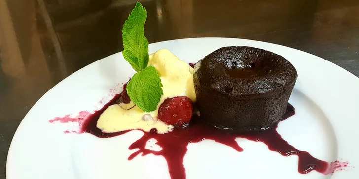 3chodové degustační menu dle výběru: tataráček, carpaccio, panenka, flank steak i fondant s kávou