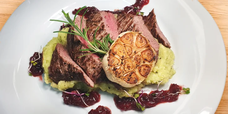 3chodové degustační menu dle výběru: tataráček, carpaccio, panenka, flank steak i fondant s kávou